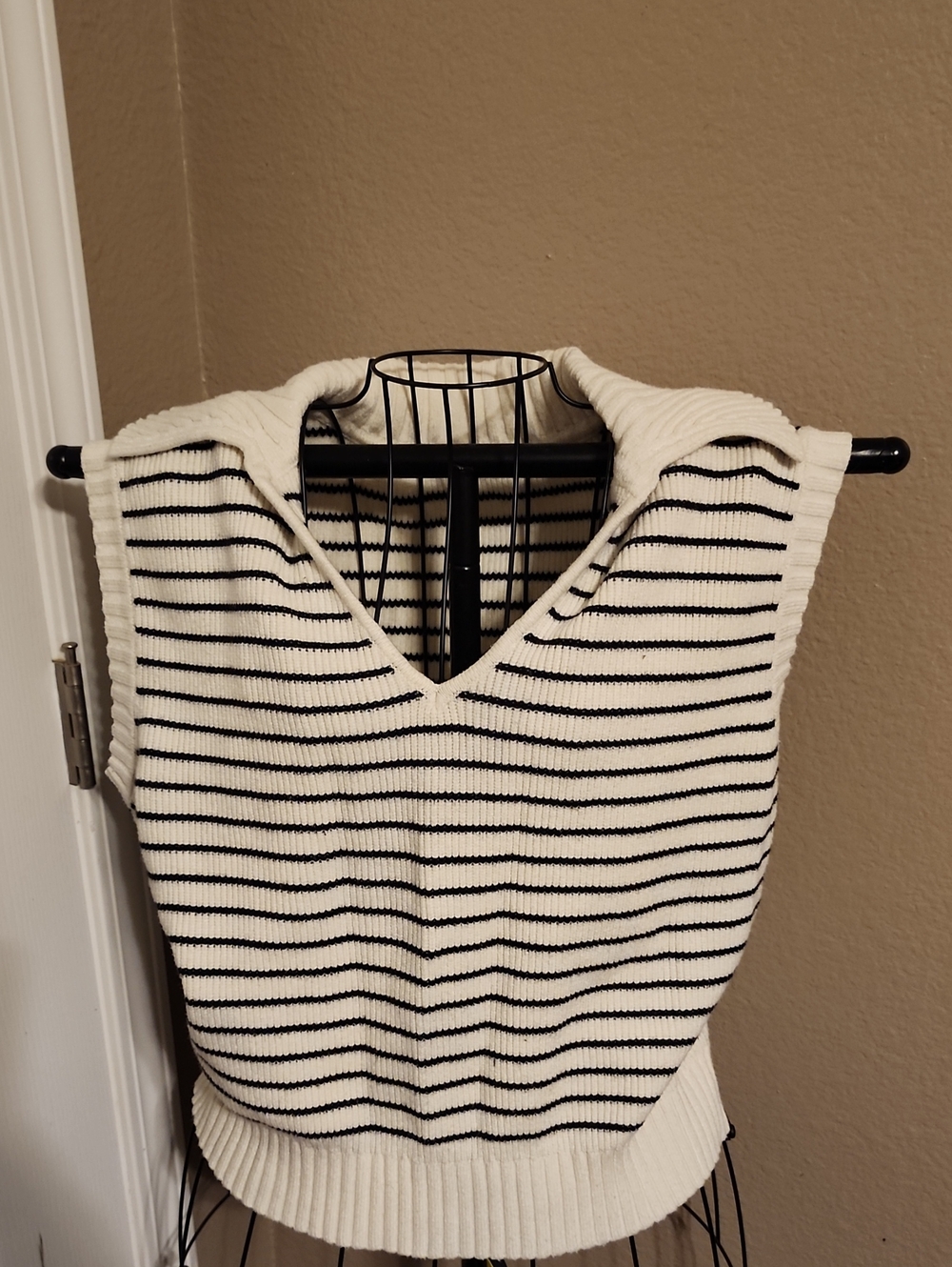 Striped Sleeveless V-Neck Knit Sweater Vest - Cream & Black